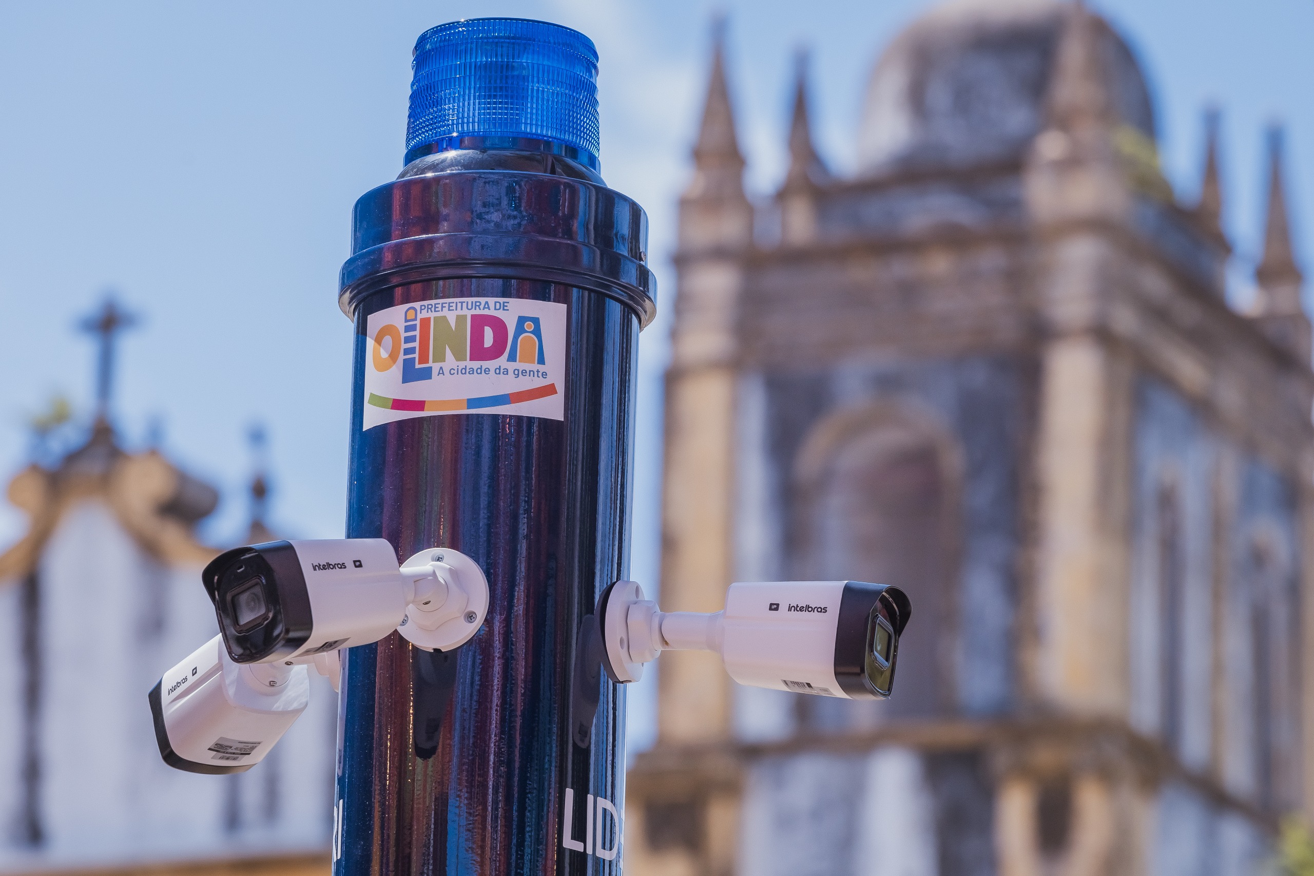 Totens com câmeras de segurança e wi-fi