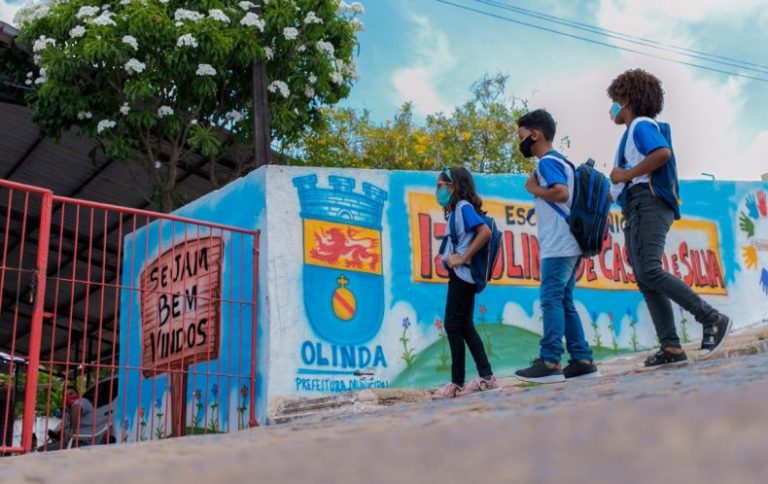 estudantes-768x484