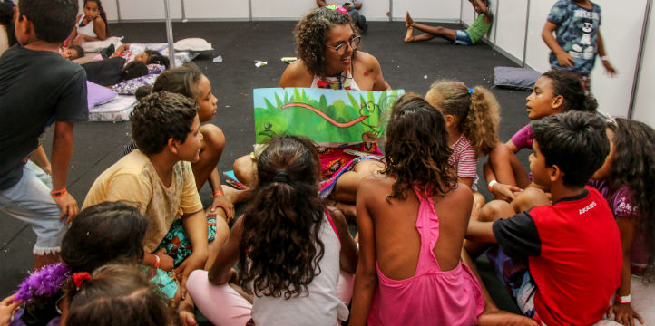 Crianças têm folia divertida e segura