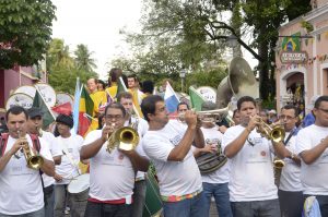 Desfile de bonecos gigantes em homenagem à Copa do Mundo. Foto: Diego Galba