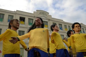 Desfile de bonecos gigantes em homenagem à Copa do Mundo. Foto: Diego Galba