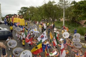 Desfile de bonecos gigantes em homenagem à Copa do Mundo. Foto: Diego Galba