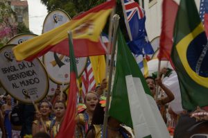 Desfile de bonecos gigantes em homenagem à Copa do Mundo. Foto: Diego Galba