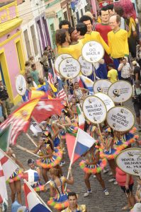 Desfile de bonecos gigantes em homenagem à Copa do Mundo. Foto: Diego Galba