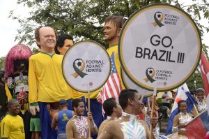 Desfile de bonecos gigantes em homenagem à Copa do Mundo. Foto: Diego Galba