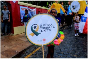 Desfile de bonecos gigantes em homenagem à Copa do Mundo. Foto: Monique Veloso/Pref.Olinda