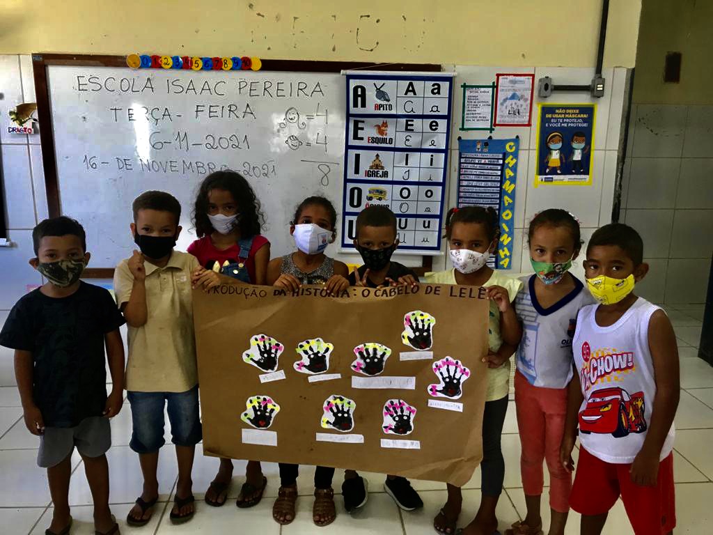 No Dia da Consciência Negra, colégio posta foto de 'blackface' de alunos